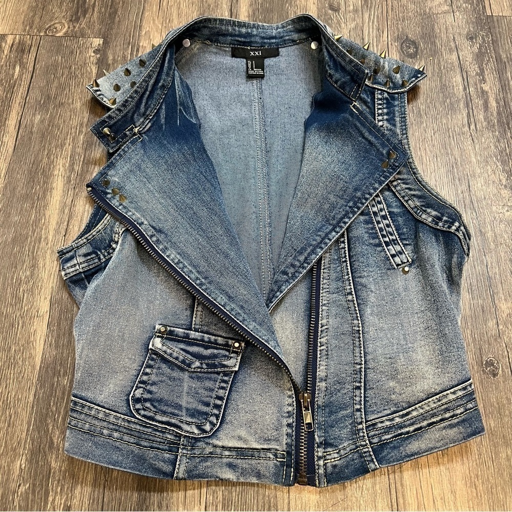 Forever 21 Denim Distressed Vest with Front Zipper Gold Shoulder Studs Size S - Picture 12 of 13